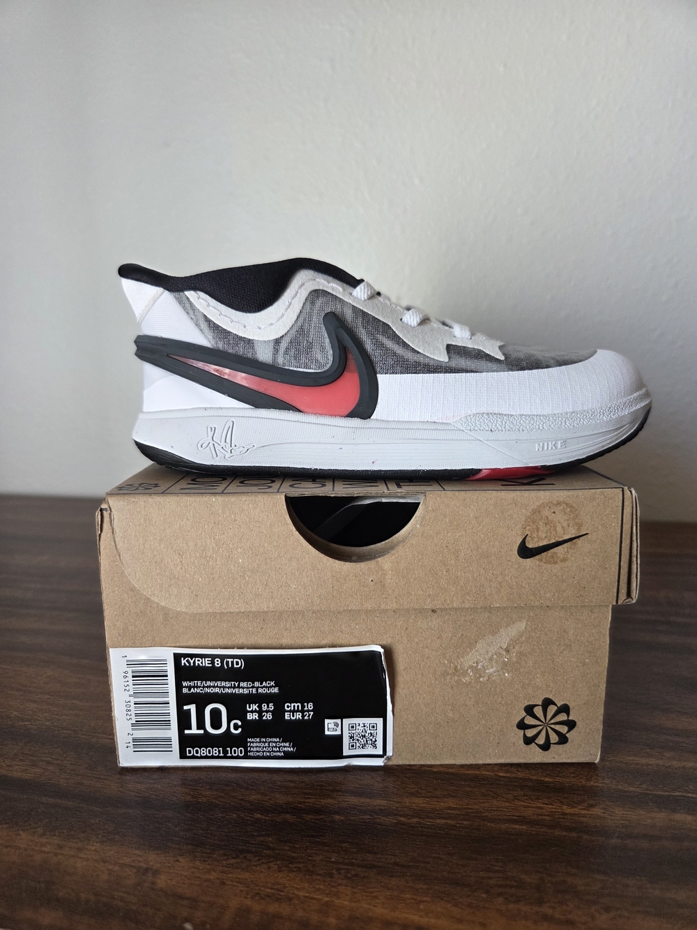 Nike Kids Kyrie 8 Sneaker in White and Coral Size 10c